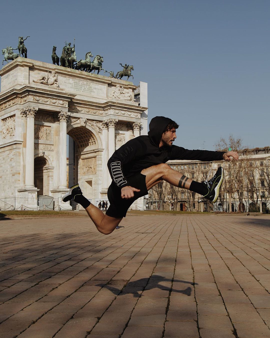 Stefano de Martino, entra a Amici dopo essersi formato come ballerino n Italia e all'estero