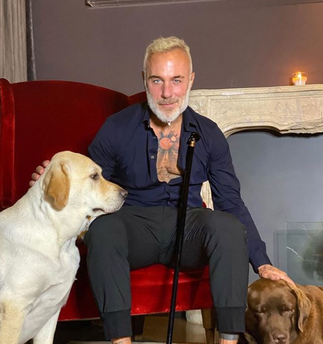 Gianluca Vacchi e i suoi due cani