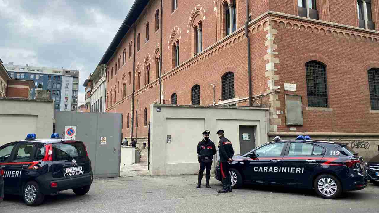 Carabinieri a scuola ragazzo milano