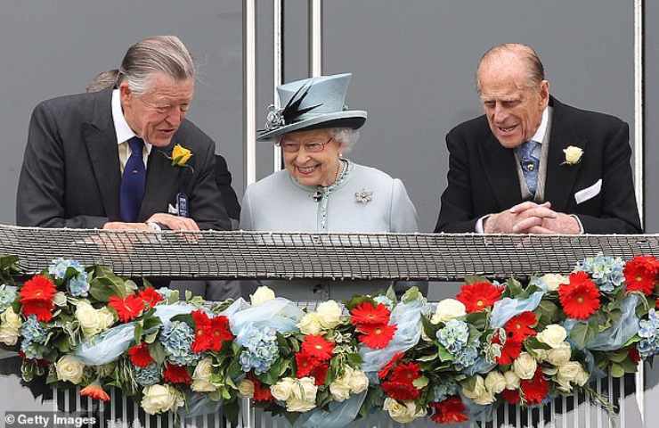 La Regina Elisabetta con Filippo e Sir Oswald