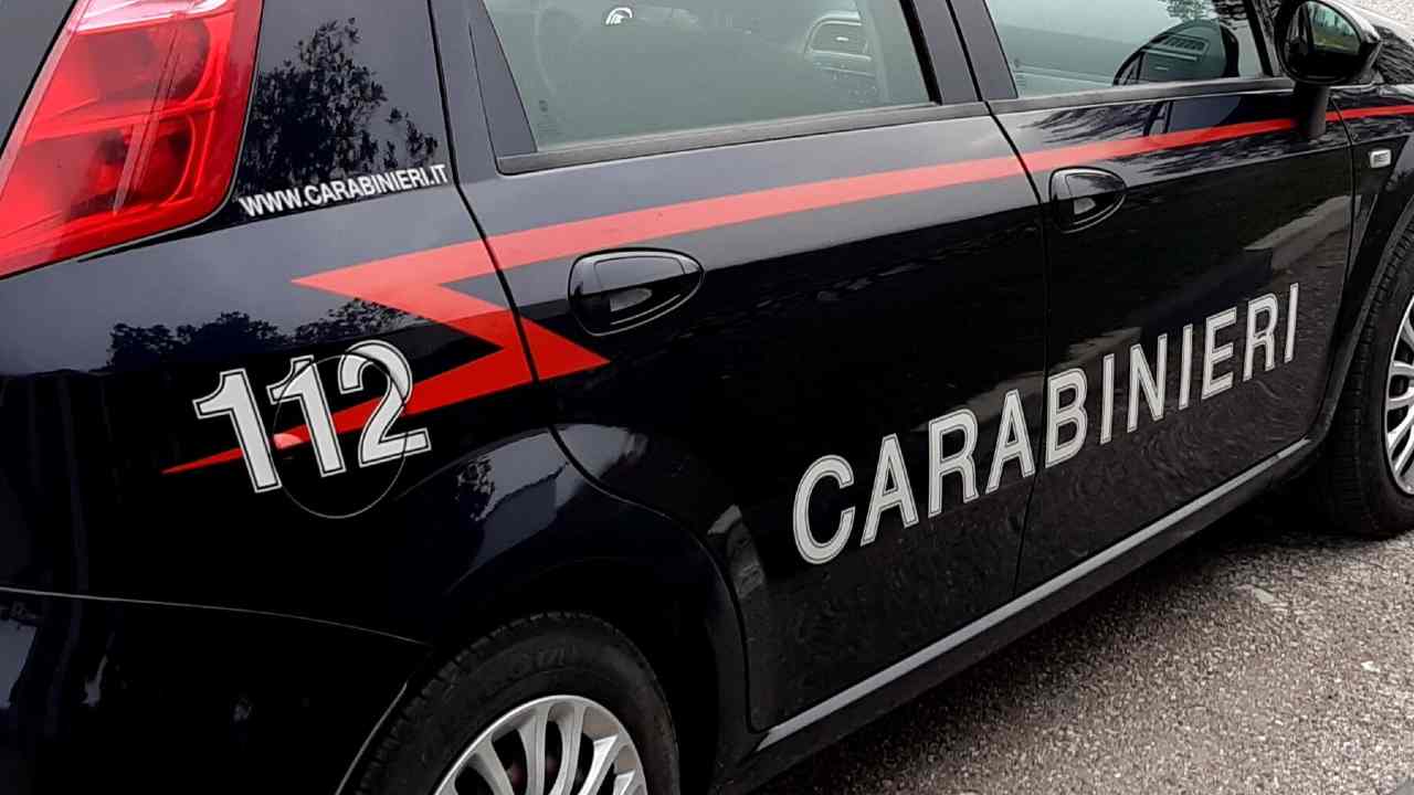 auto carabinieri milano ragazzo scuola