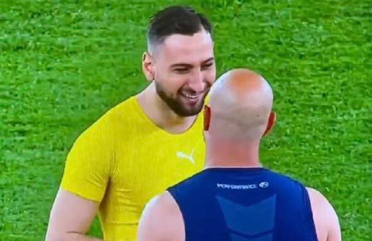 Donnarumma ride Pepe Reina