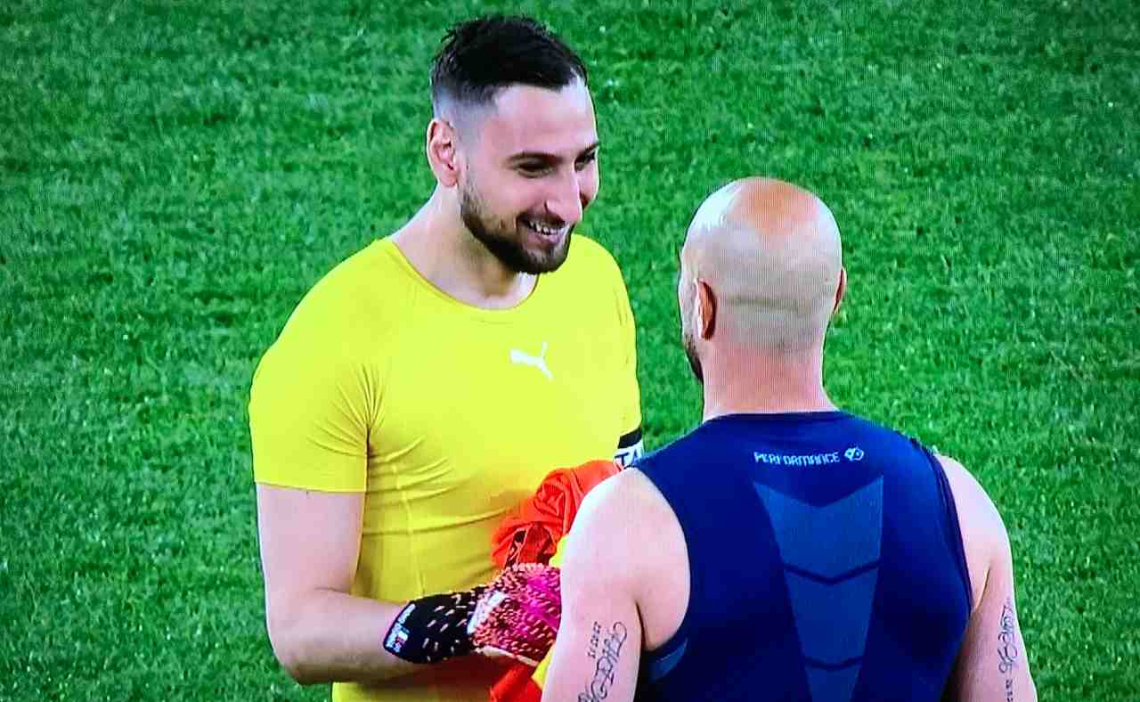 Donnarumma ride Pepe Reina