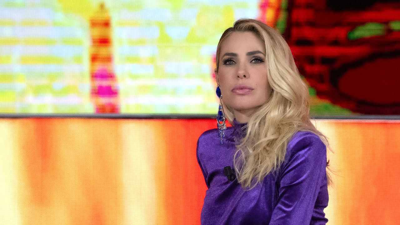 ilary blasi isola dei famosi in viola