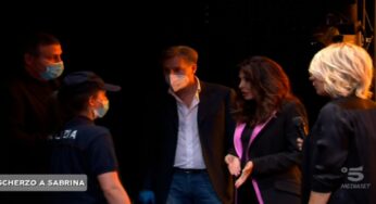 Sabrina Ferilli “arrestata” in diretta, lo scherzo choc di Maria De Filippi