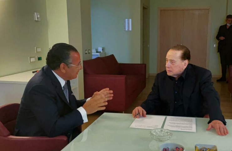 Berlusconi dopo le dimissioni dall'ospedale