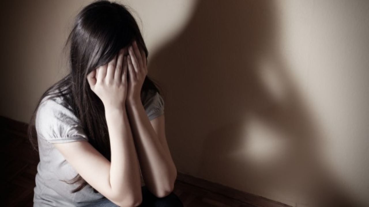 Uomo violenta figlia della compagna