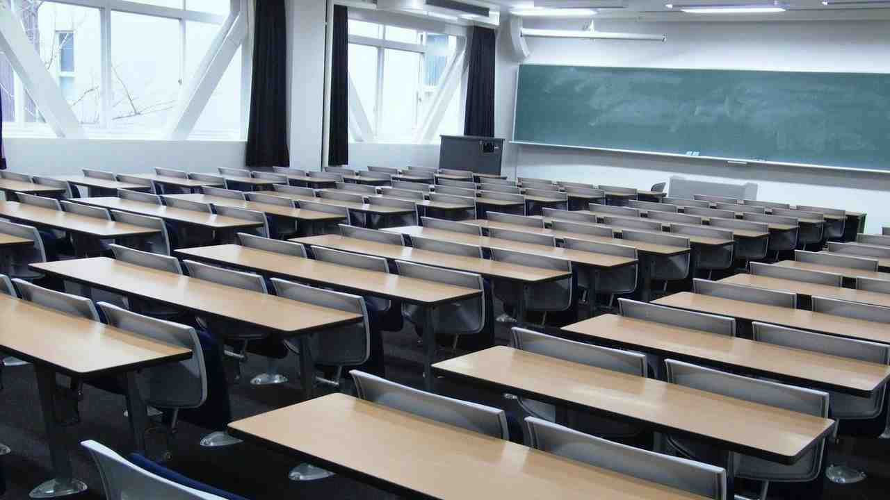 Docente minaccia alunna a scuola