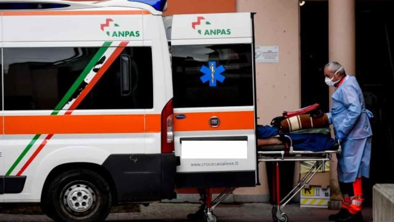 Ambulanza interviene dopo tragedia sul lavoro