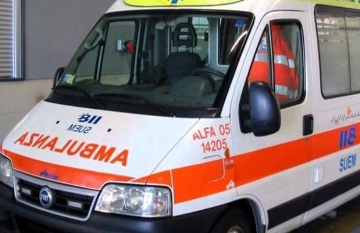 Ambulanza interviene dopo tragedia sul lavoro