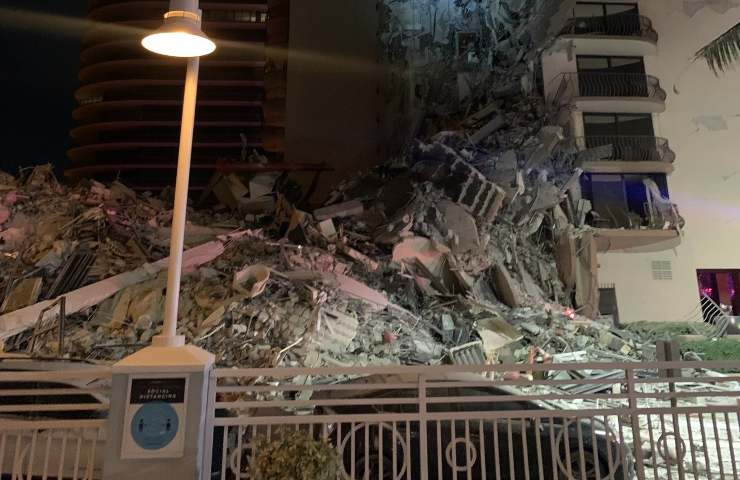 Crolla palazzo di 12 piani a Miami