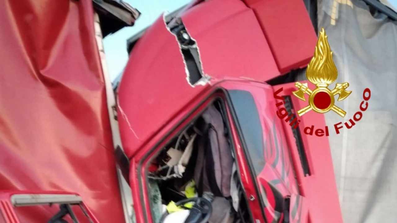 Incidente stradale tra camion