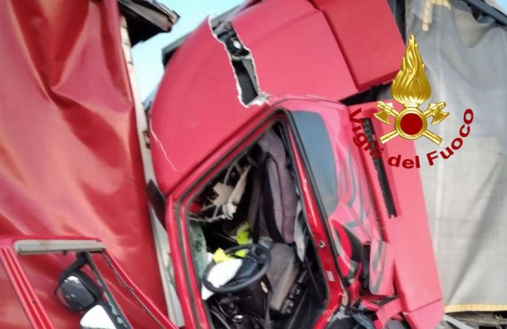 Incidente stradale tra camion