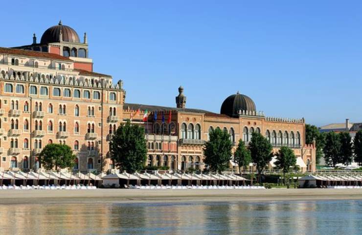 Cadavere a Venezia Lido presso l'hotel Excelsior