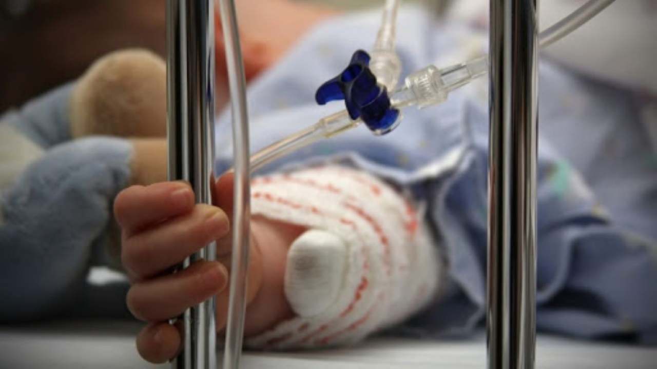 Neonata in gravi condizioni in ospedale