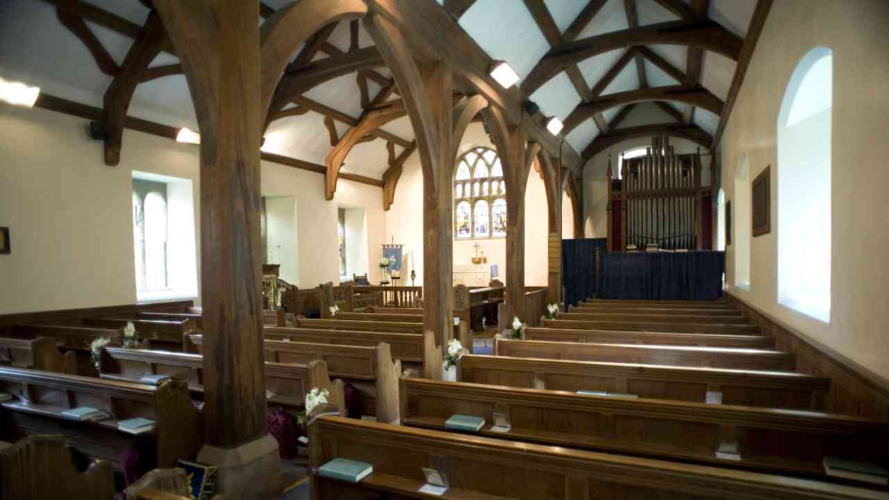 Rapporto in chiesa davanti a tutti