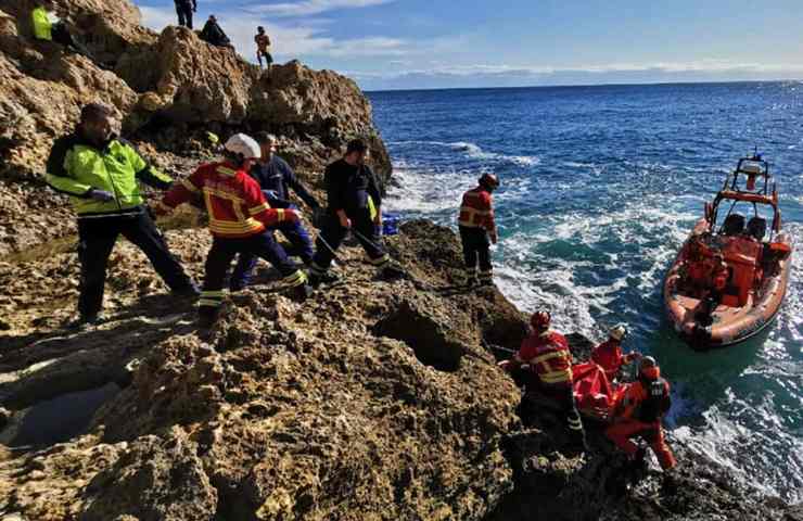 papà morto in vacanza per salvare le figlie