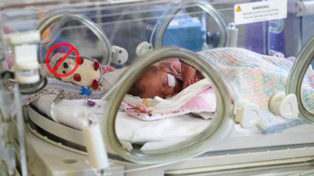 Neonato figlio di no vax positivo a 2 mesi