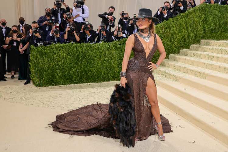 Jennifer Lopez abito marrone (flop ciaostyle.it 
