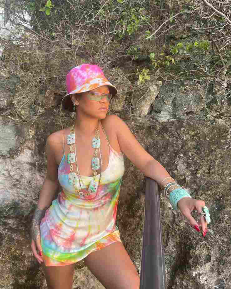 Rihanna abito multicolor caduta di stile ciaostyle.it 