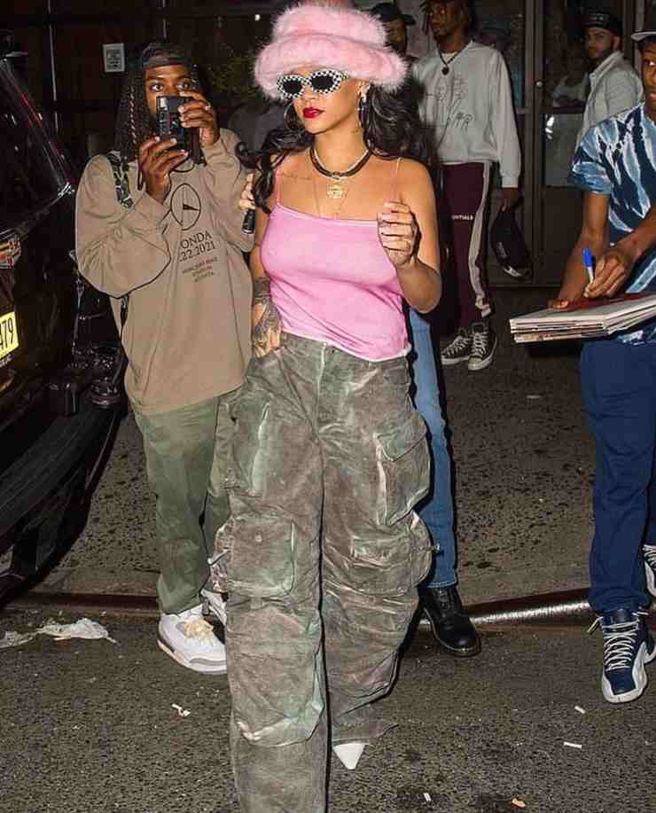 Rihanna pantaloni mimetici e canottiera rosa outfit brutto ciaostyle.it 