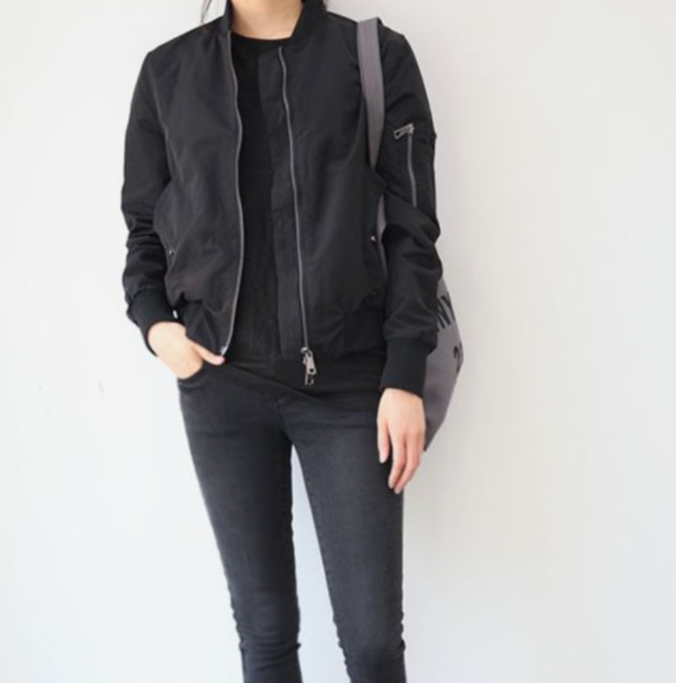 Donna con bomber minimalista