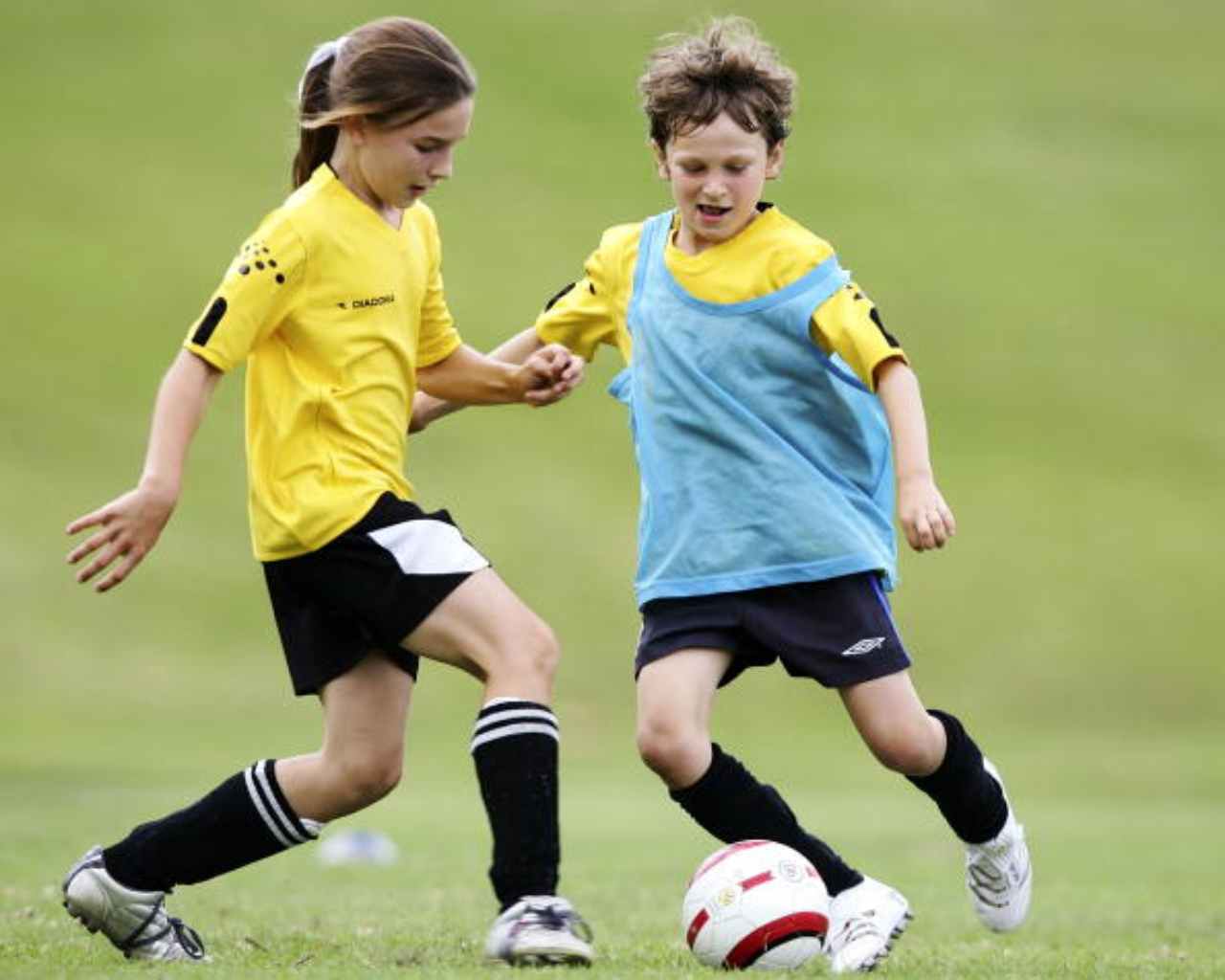 Bambini che giocano a calcio