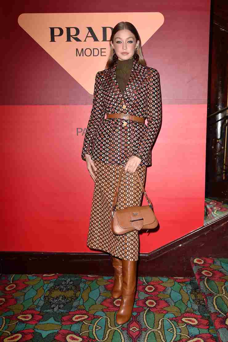 Gigi Hadid outfit Prada marrone 