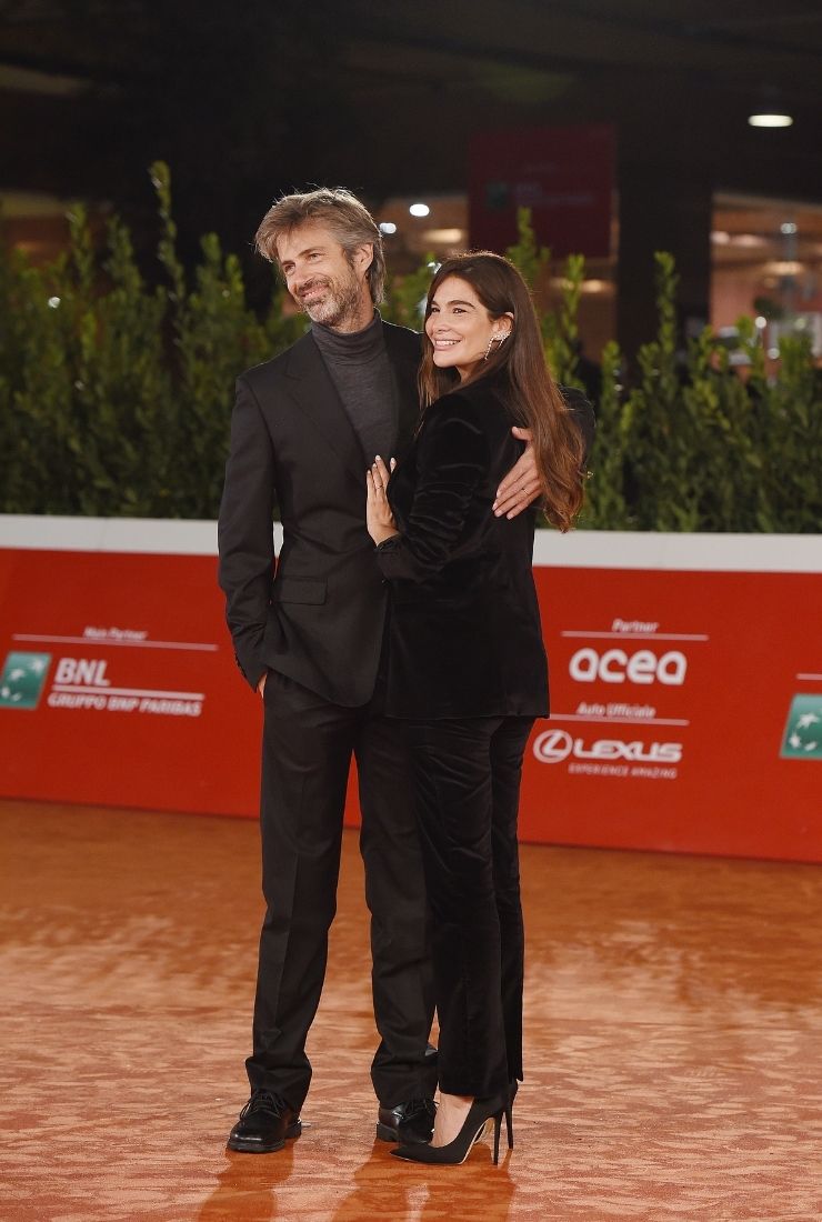 Ilaria Spada e Kim Rossi Stuart l'outfit bellissimo di lei 