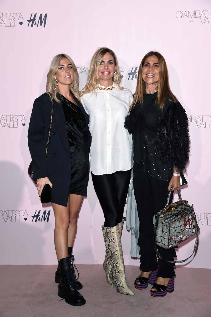 Ilary Blasi collana a catena sulla camicia idea di look 