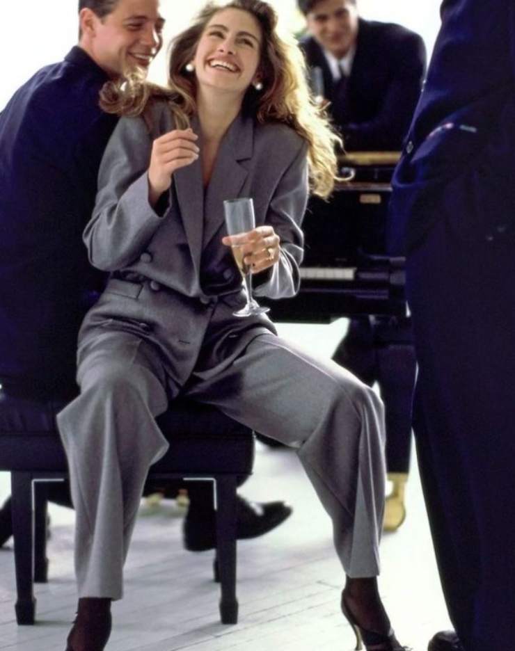 Julia Roberts power suit grigia