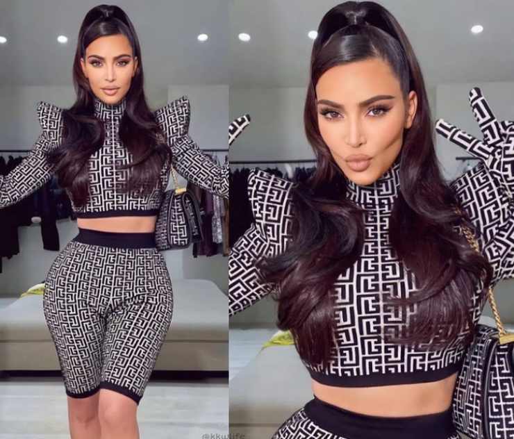 Kim Kardashian con outfit bianco e nero