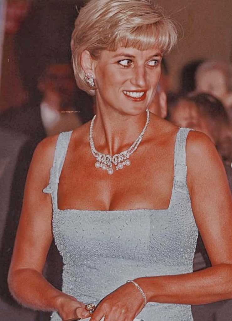 Lady Diana look sera