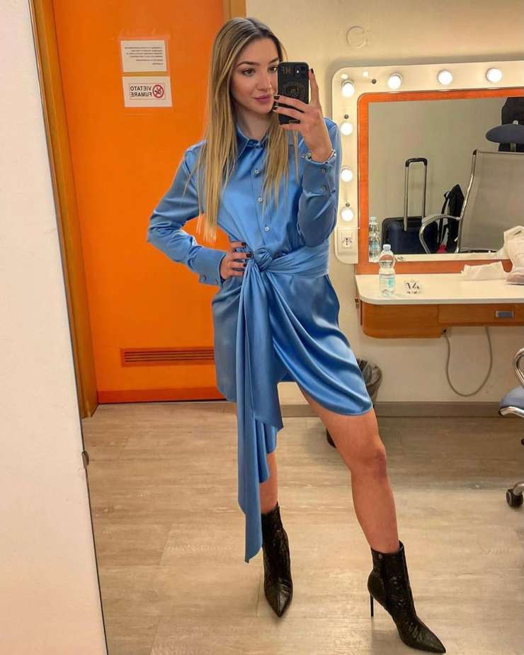 valentina fidanza abito azzurro top