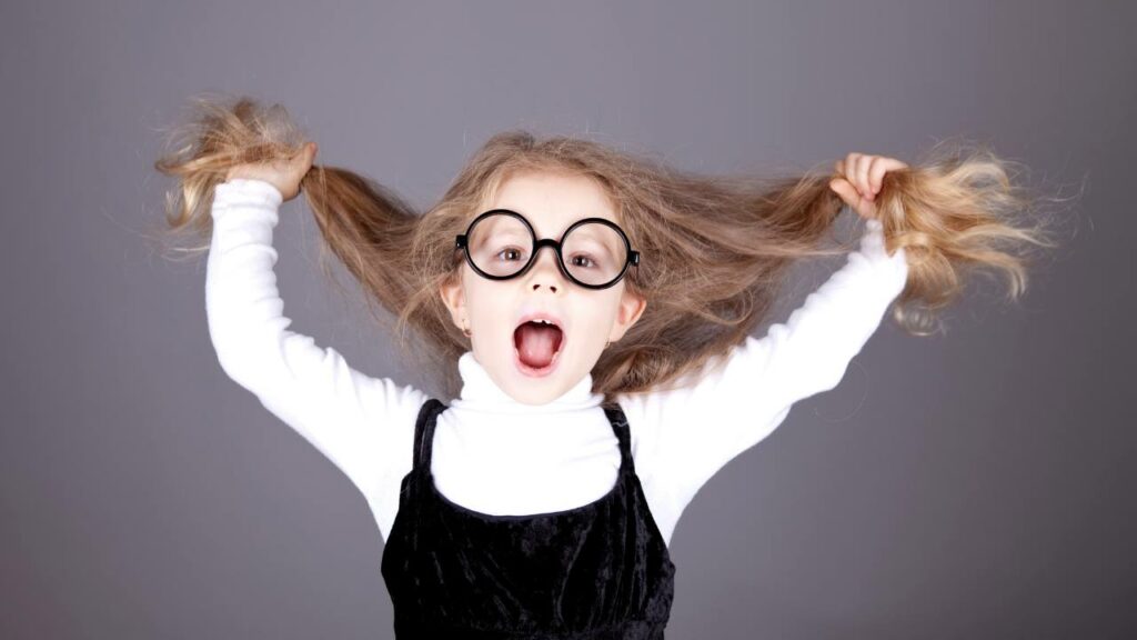 bambina con capelli sciolti