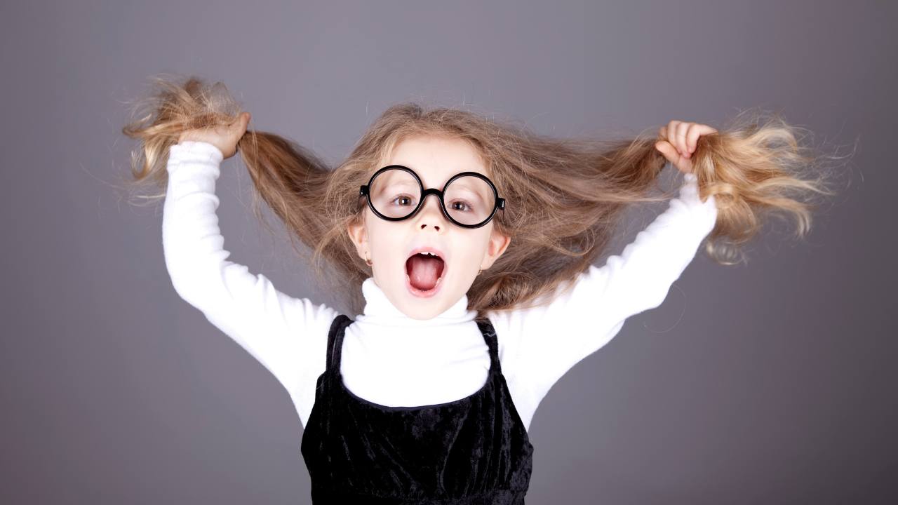 bambina con capelli sciolti