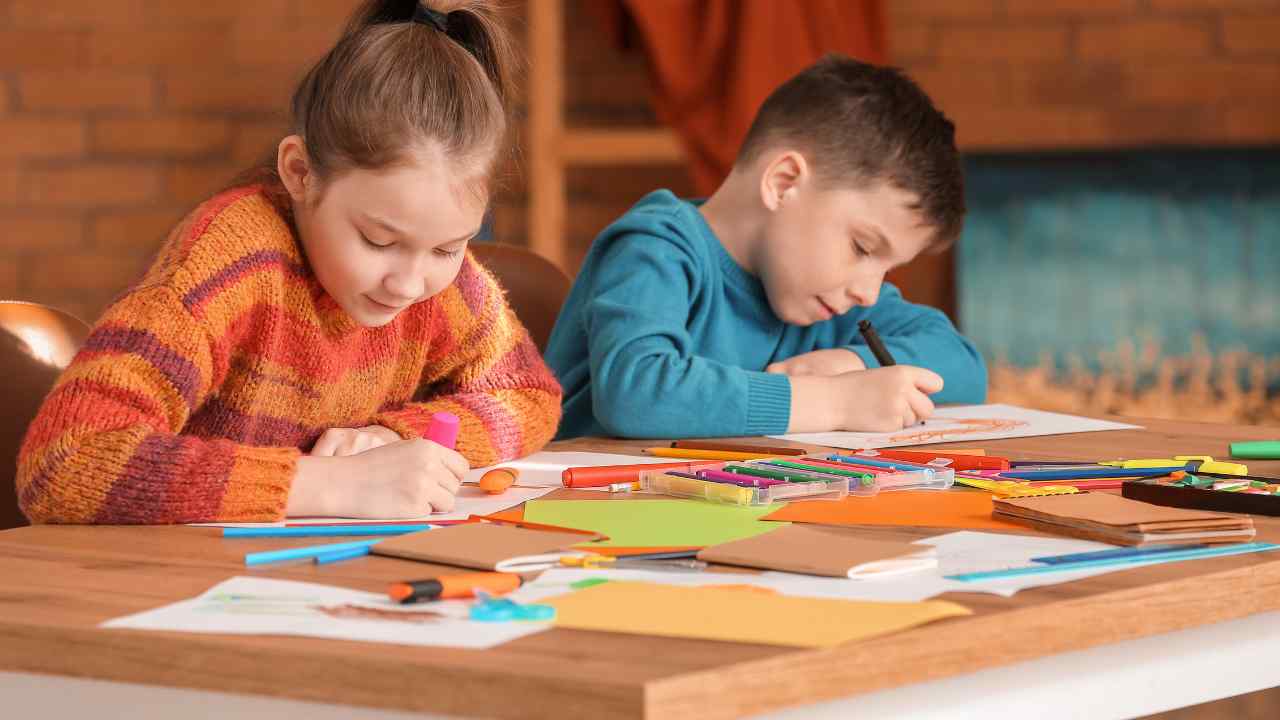 bambini che disegnano a scuola