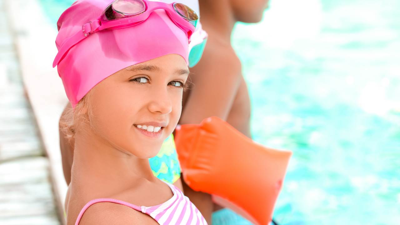 bambina in piscina 