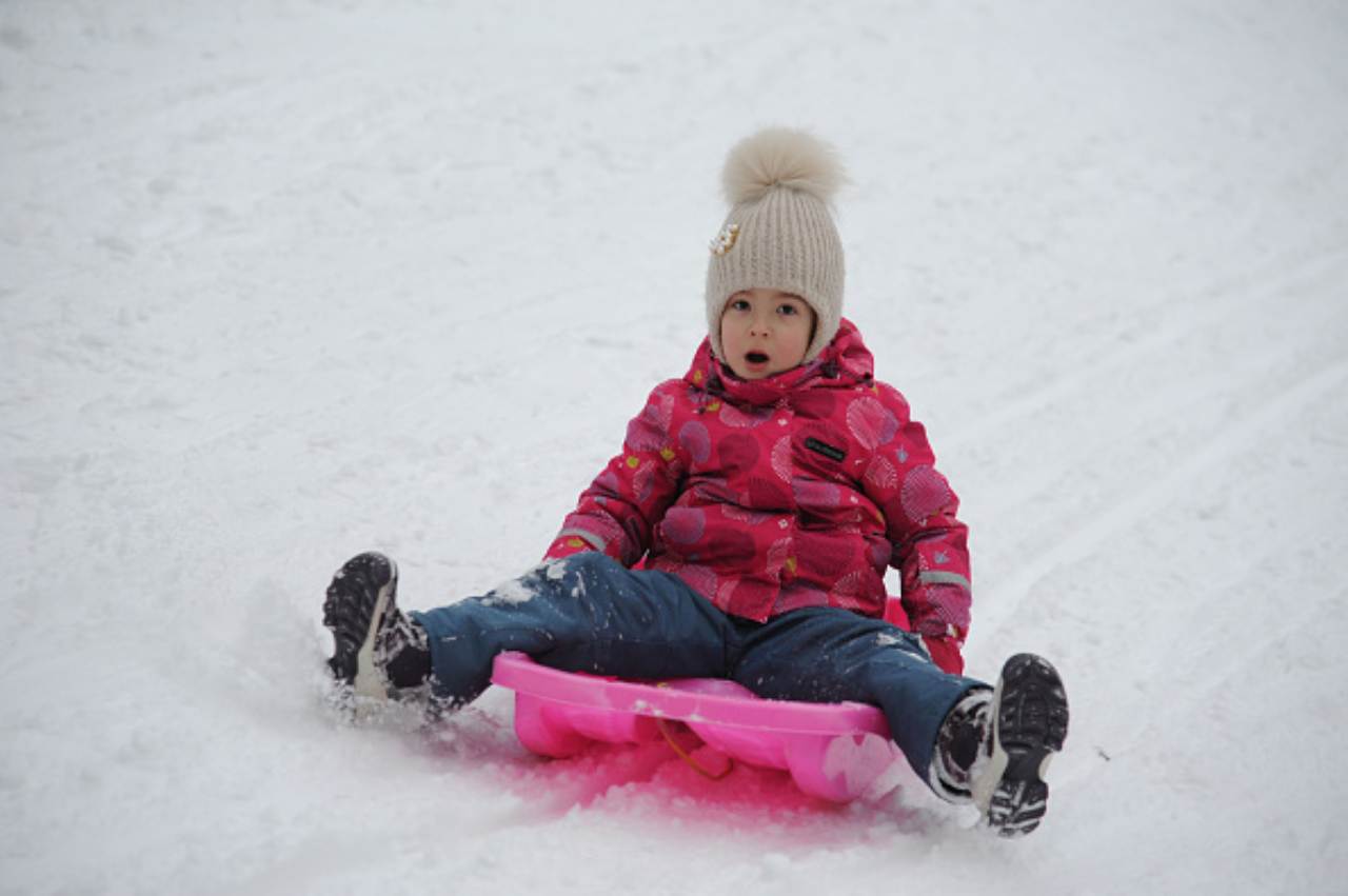 bambina slittino inverno