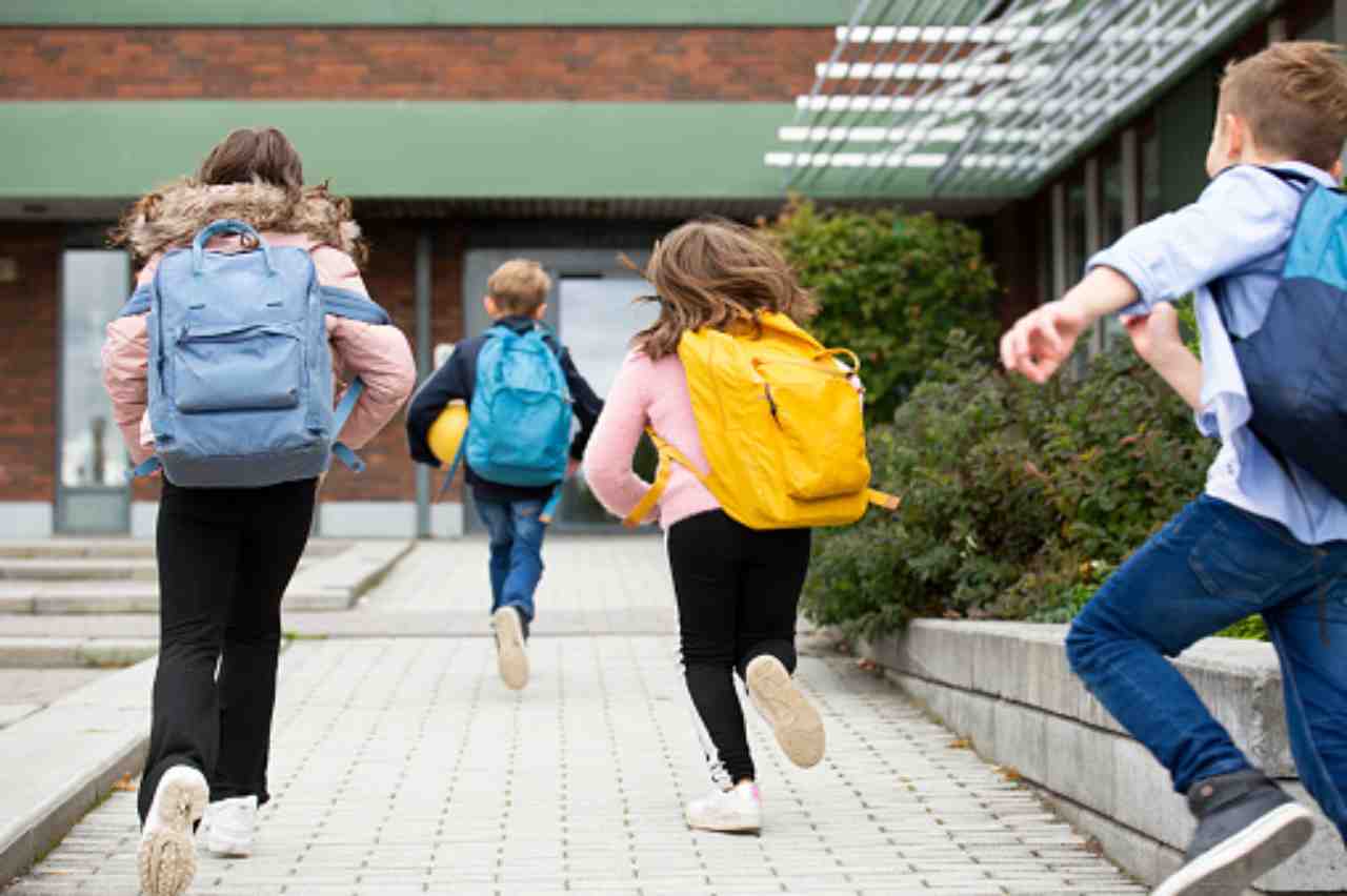 bambini che vanno a scuola