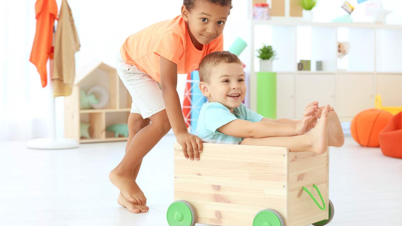 bambini che giocano indoor