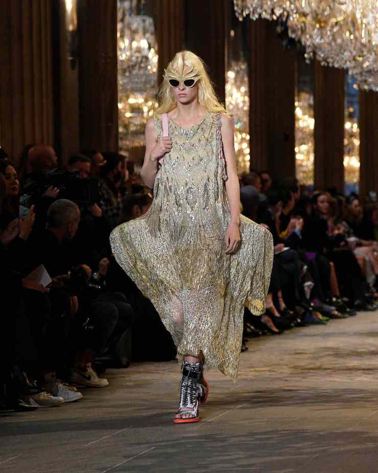 louis vuitton sfilata louvre ss 2022