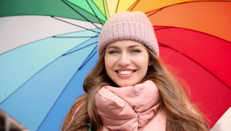 ragazza con ombrello arcobaleno