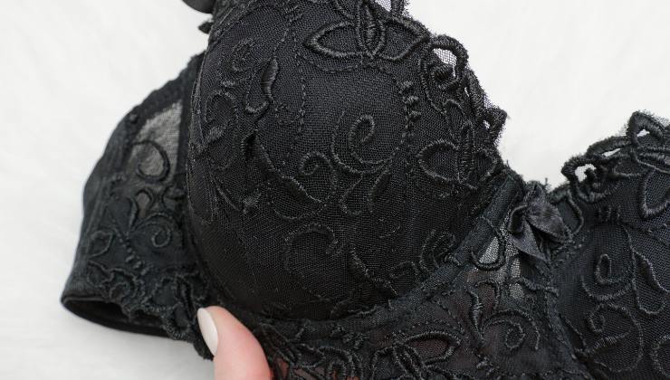 reggiseno nero a balconcino