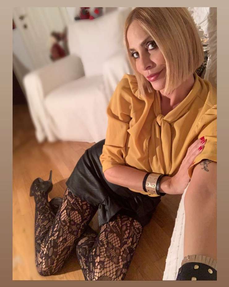 stefania orlando look elegante le calze non sono abbinate bene