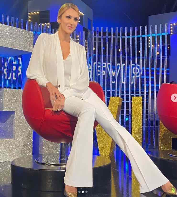 Outfit in tv Adriana Volpe