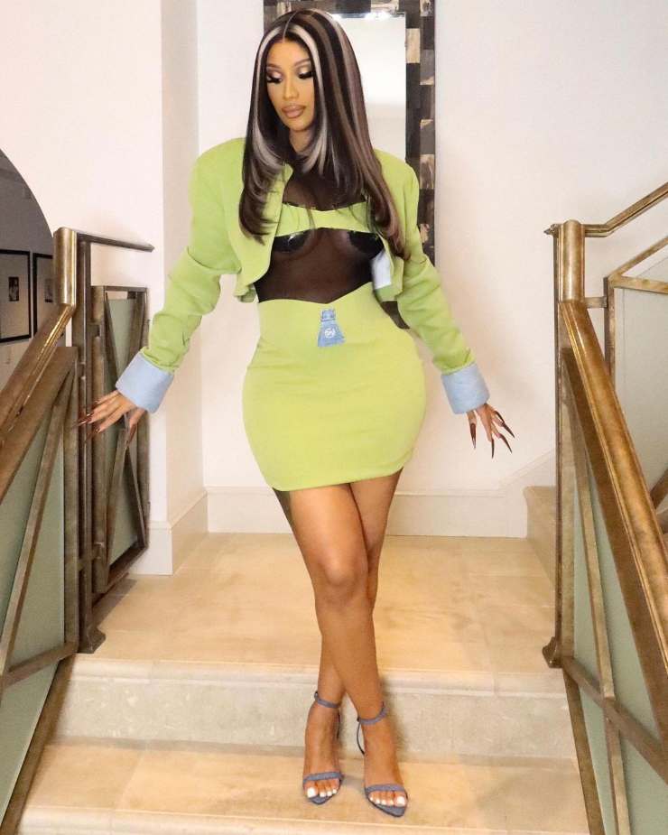 Cardi B in verde