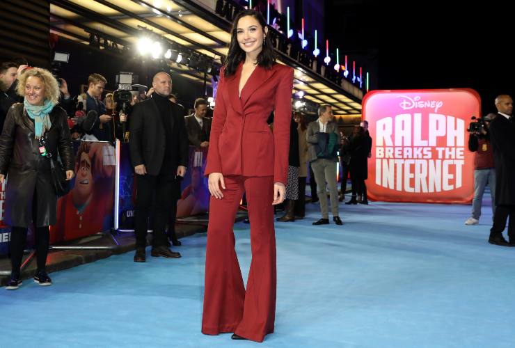 Gal Gadot dress office rosso borgogna 