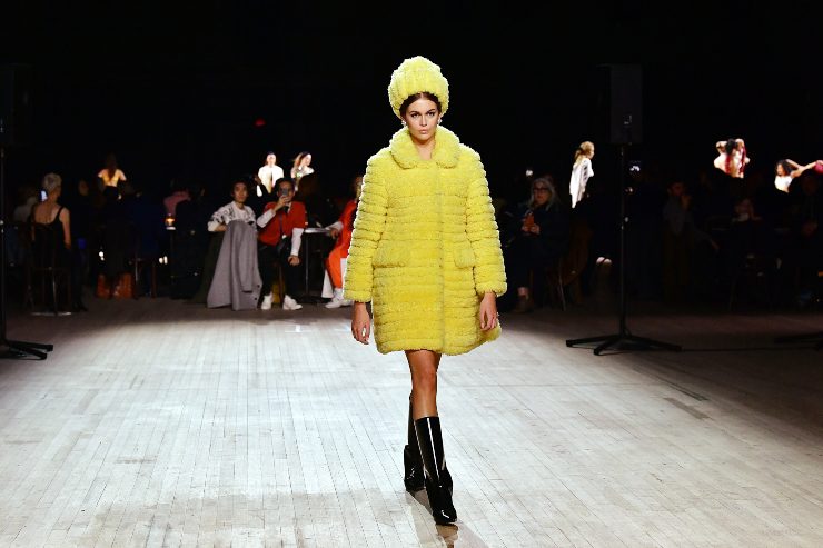 Kaya Gerber cappotto giallo top 5