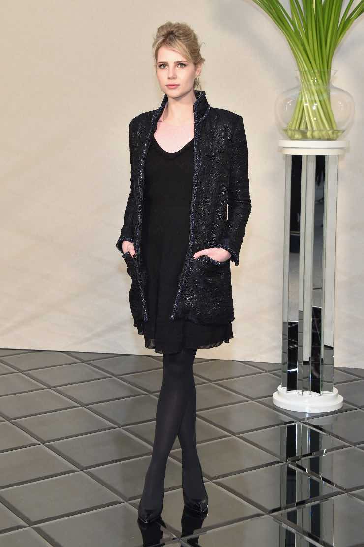 Lucy Boynton in nero Chanel